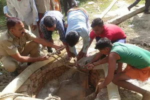 पी आर वी पुलिस ने गहरे कुये मे गिरी गाय की बचायी जान 